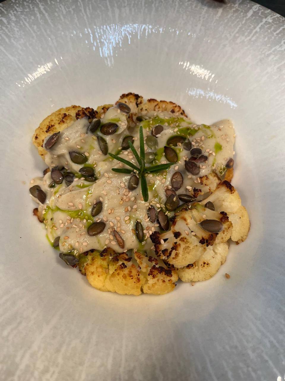cavolfiore arrosto con crema alle erbe, semi tostati