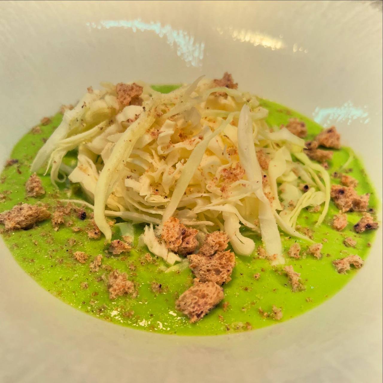 uovo pochè con crema di piselli, cavolo cappuccio bianco e crumble integrale